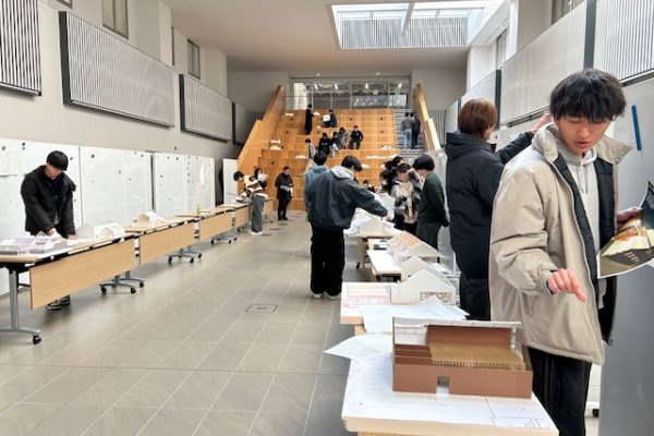 [写真]九州大学にて、建築設計演習の講評会