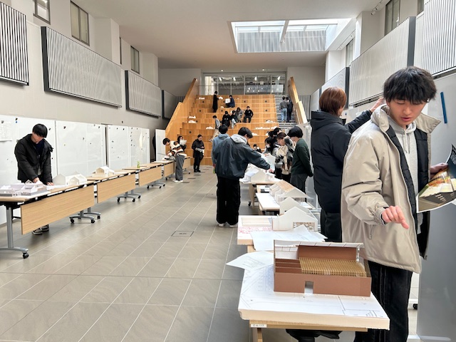[写真]九州大学にて、建築設計演習の講評会